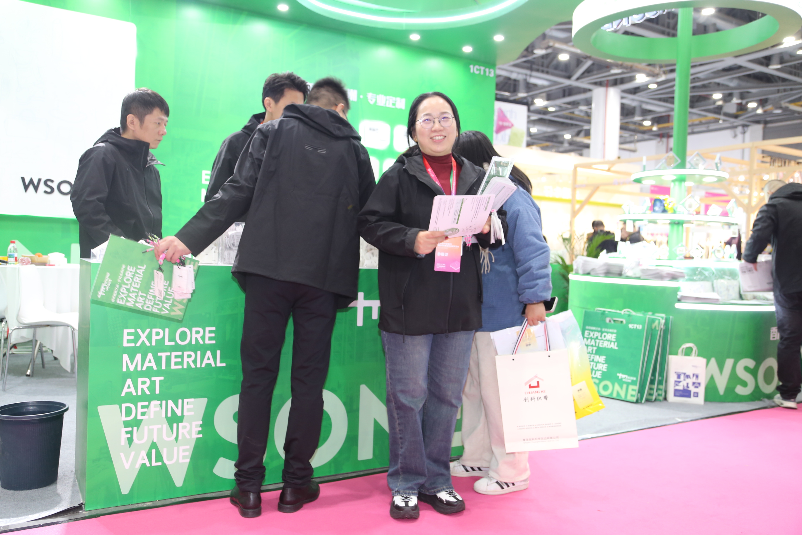 首日盛況，僅是華章序曲。超35000+專業(yè)觀眾的信任與選擇，為本屆博覽會(huì)寫(xiě)下了輝煌的開(kāi)篇。2025第35屆中國(guó)（杭州）國(guó)際紡織服裝供應(yīng)鏈博覽會(huì)將繼續(xù)以開(kāi)放的姿態(tài)、專業(yè)的服務(wù)，與全球紡織服裝同仁一道，于變局中開(kāi)新局，于合作中贏未來(lái)。12月5-6日，更多精彩持續(xù)上演！我們期待在杭州國(guó)際博覽中心，與您繼續(xù)相約，共譜行業(yè)發(fā)展新篇章！