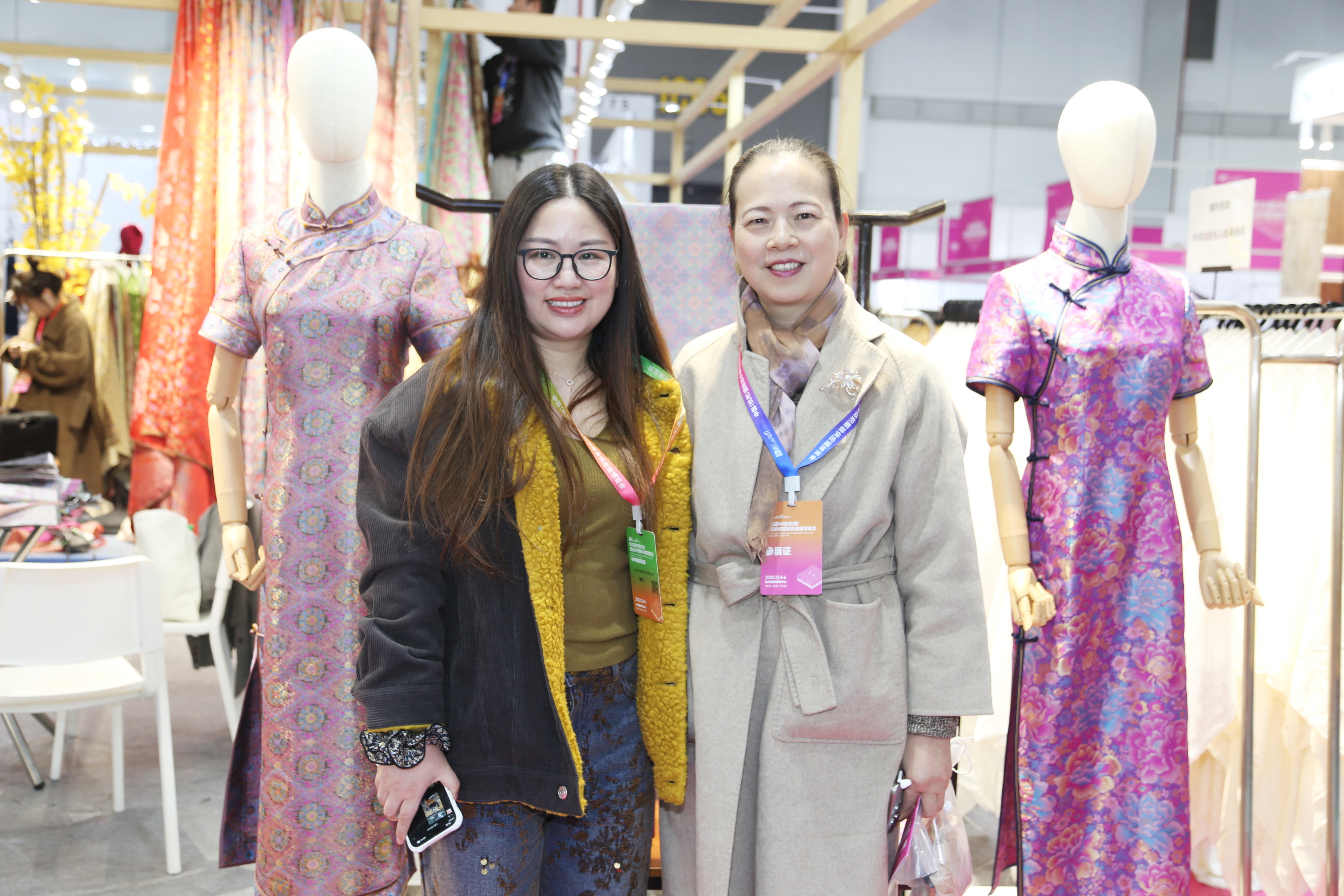 首日盛況，僅是華章序曲。超35000+專業(yè)觀眾的信任與選擇，為本屆博覽會(huì)寫(xiě)下了輝煌的開(kāi)篇。2025第35屆中國(guó)（杭州）國(guó)際紡織服裝供應(yīng)鏈博覽會(huì)將繼續(xù)以開(kāi)放的姿態(tài)、專業(yè)的服務(wù)，與全球紡織服裝同仁一道，于變局中開(kāi)新局，于合作中贏未來(lái)。12月5-6日，更多精彩持續(xù)上演！我們期待在杭州國(guó)際博覽中心，與您繼續(xù)相約，共譜行業(yè)發(fā)展新篇章！